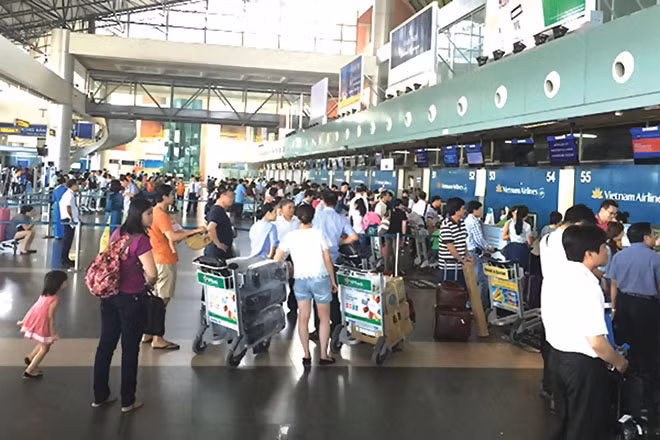 Khách hàng làm thủ tục tại sân bay Nội Bài.