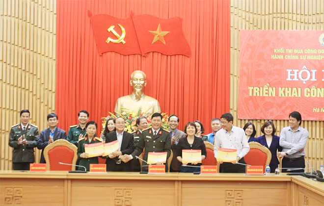 Đại diện 5 đơn vị trong khối thi đua Công đoàn Ngành Trung ương HCSN&LLVT ký kết giao ước thi đua năm 2018.