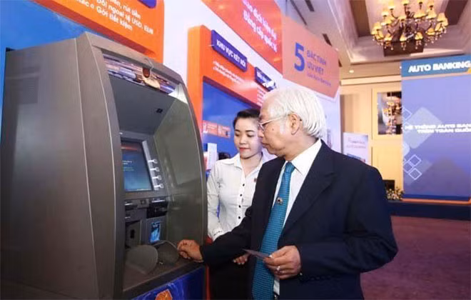 Trần Phương Bình rút tiền đưa cho Vũ “nhôm”.