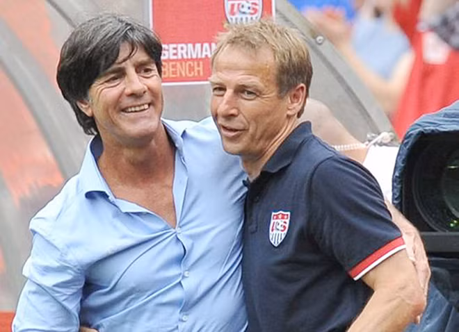 Klinsmann (phải) và người trợ lý cũ Joachim Loew gặp lại nhau.