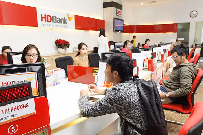 Nhiều ngân hàng tăng lãi suất huy động cuối năm.