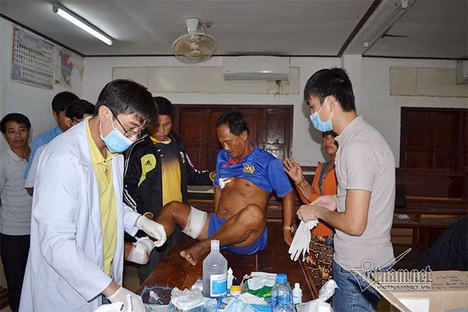 Phẫu thuật trong điều kiện cơ sở vật chất thiếu thốn.