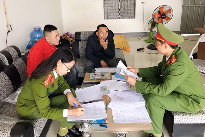 Lực lượng Công an kiểm tra một cơ sở cầm đồ.
