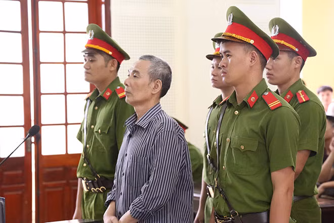 Bị cáo Lê Đình Lượng nghe Tòa tuyên án.