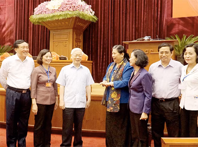 Tổng Bí thư Nguyễn Phú Trọng trao đổi với các đại biểu. Ảnh: VGP/Nguyễn Hoàng. Tổng Bí thư Nguyễn Phú Trọng trao đổi với các đại biểu. Ảnh: VGP/Nguyễn Hoàng.