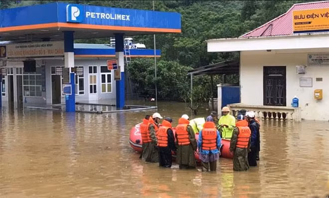Công an sử dụng ca nô để đưa phương tiện và người dân qua khu vực ngập