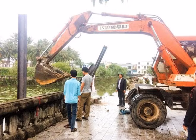 Gia cố bờ kè Di tích Thành cổ Quảng Trị.