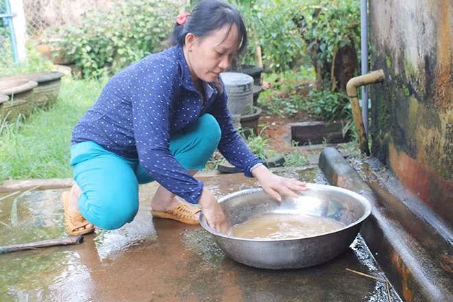 Nguồn nước lấy từ giếng bơm còn nguyên cặn phèn, người dân Đức Hiệp không thể dùng cho sinh hoạt.