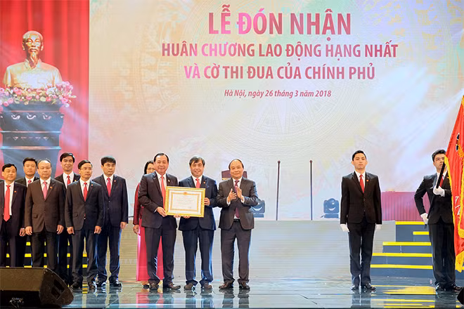Thủ tướng trao tặng Huân chương Lao động hạng Nhất cho Agribank - Ảnh: VGP/Quang Hiếu