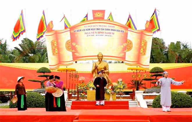 Lễ hội Đền Trạng Trình 2018 và Kỷ niệm 432 năm ngày mất Danh nhân văn hoá Trạng Trình Nguyễn Bỉnh Khiêm tại quảng trường Khu di tích đặc biệt quốc gia đền thờ Trạng Trình Nguyễn Bỉnh Khiêm, TP Hải Phòng.
