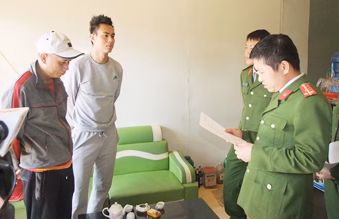 Cơ quan CSĐT đọc lệnh khám xét cơ sở cầm đồ do Trịnh Việt Tâm quản lý, nơi giam giữ trái phép ông Bùi Thân Sân.