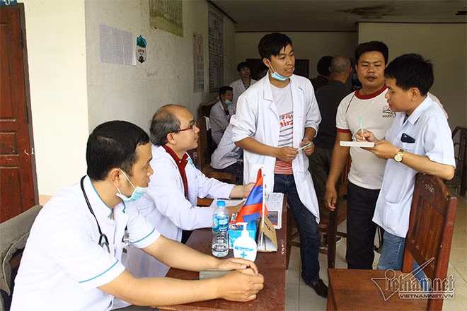 Các bác sĩ Việt và Lào trao đổi nhanh về tình hình sức khỏe của người dân chạy lũ