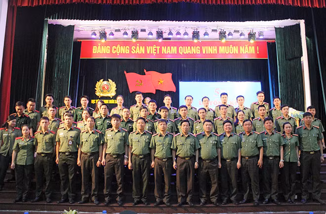 Thiếu tướng Phí Đức Tuấn, Phó Giám đốc Học viện ANND với giảng viên Khoa ANĐT và các đại biểu tại Lễ tổng kết các phong trào thi đua nhân 50 năm thành lập Khoa. Thiếu tướng Phí Đức Tuấn, Phó Giám đốc Học viện ANND với giảng viên Khoa ANĐT và các đại biểu tại Lễ tổng kết các phong trào thi đua nhân 50 năm thành lập Khoa.