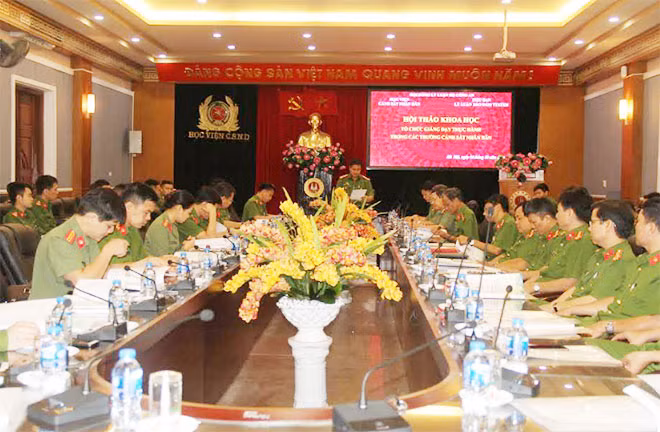 Các đại biểu thảo luận tại hội thảo.