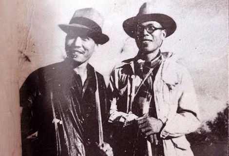 Ông Lê Huy Vân (bên phải) tại chiến khu Việt Bắc. Ông Lê Huy Vân (bên phải) tại chiến khu Việt Bắc.