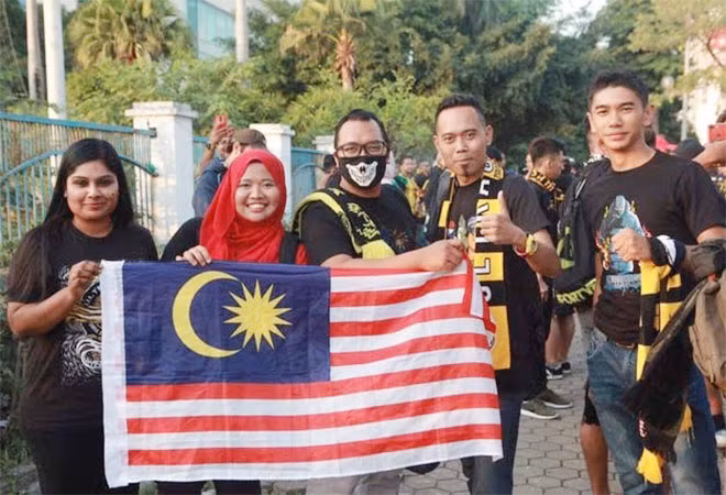 Cổ động viên Malaysia ở sân Mỹ Đình.