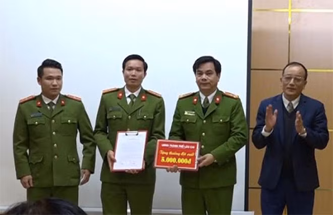 Chủ tịch UBND TP Lào Cai đã quyết định thưởng nóng 5 triệu đồng cho Công an TP Lào Cai.