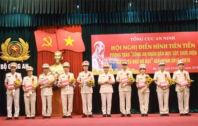 Trung tướng Bùi Mậu Quân, Phó tổng cục trưởng tặng hoa chúc mừng 18 cá nhân được vinh danh.