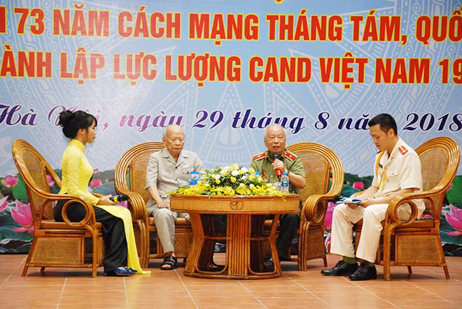 Các nhân chứng lịch sử giao lưu tại chương trình “Một thời để nhớ”. Các nhân chứng lịch sử giao lưu tại chương trình “Một thời để nhớ”.