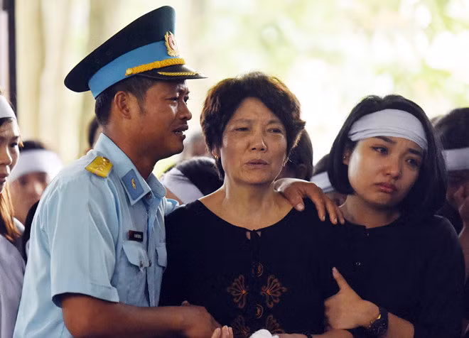 Người thân, đồng đội của 2 phi công vượt hàng trăm km vào Nghệ An để đón các anh về đất mẹ. Ảnh:Việt Hùng.