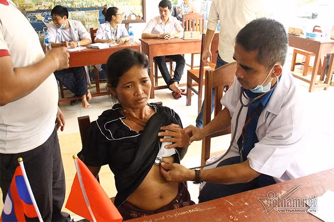 Kiểm tra kỹ sức khỏe cho người dân gặp nạn.