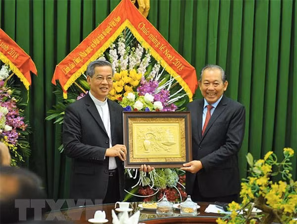 Phó Thủ tướng Thường trực Trương Hòa Bình trao tặng quà cho Giám mục Giuse Nguyễn Năng, Giám mục Giáo phận Phát Diệm. (Ảnh: Minh Đức/TTXVN)