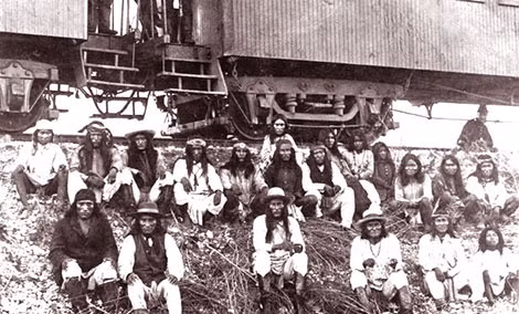 Những người Apache trên đường bị đưa đến nơi định cư mới. Những người Apache trên đường bị đưa đến nơi định cư mới.