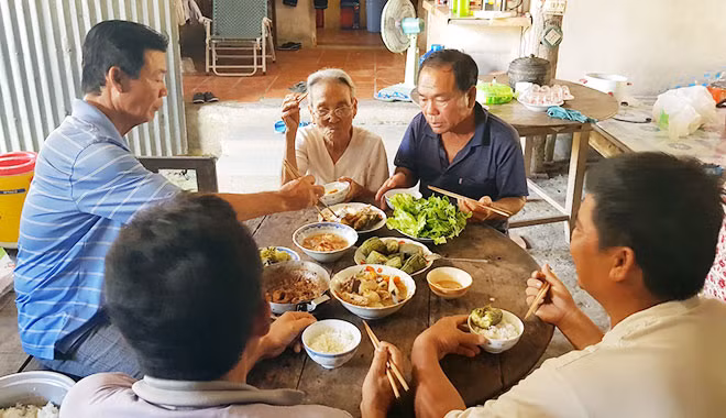 Ông Chóng (X) bên mẹ già và người thân sau hàng chục năm xa cách.