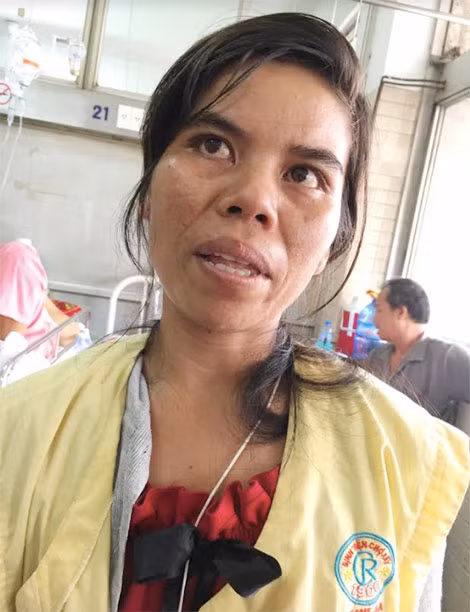 Chị Hương khóc vì không biết chạy đâu ra tiền điều trị tiếp cho em trai.