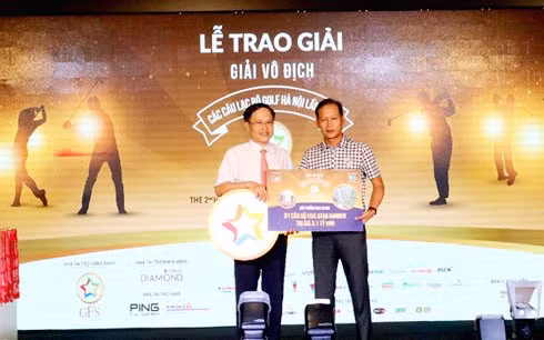Ông Phạm Thành Công, Chủ tịch Tập đoàn GFS, nhà tài trợ xứng danh của Giải, trao giải Hole-in-One cho golfer Ngô Văn Dũng (bên phải). Ông Phạm Thành Công, Chủ tịch Tập đoàn GFS, nhà tài trợ xứng danh của Giải, trao giải Hole-in-One cho golfer Ngô Văn Dũng (bên phải).