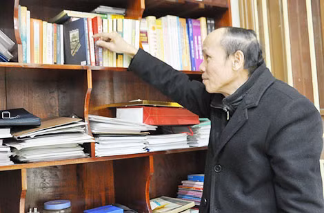 Ông Ngàn trong phòng để các tặng phẩm của các văn nghệ sĩ.