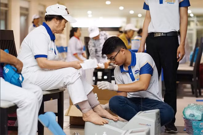 Kiểm tra loãng xương cho người cao tuổi.