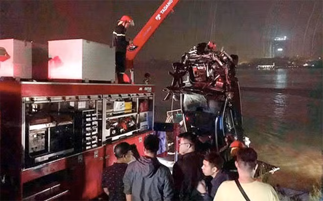 Trục vớt chiếc xe bị tai nạn.