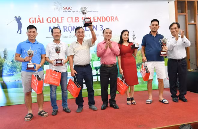 Trao giải cho các golfer giành Giải Nhất tại các Bảng. Trao giải cho các golfer giành Giải Nhất tại các Bảng.
