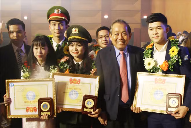 Phó Thủ tướng Trương Hoà Bình giao lưu cùng các sinh viên ưu tú.