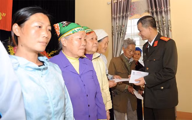 Thượng tá Trần Duy Hiển, Trưởng ban Pháp luật – Bạn đọc trao quà Tết tới đồng bào nghèo xã Thanh Lương