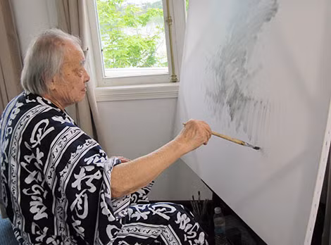 Họa sỹ Lê Bá Đảng trong không gian thân thuộc của ông.