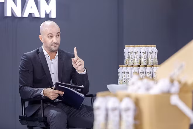 Ông Stefan Reicherstorfer – chuyên gia marketing hàng đầu thế giới về hàng tiêu dùng tìm kiếm gương mặt đại diện trong nhóm top 7 The Face.