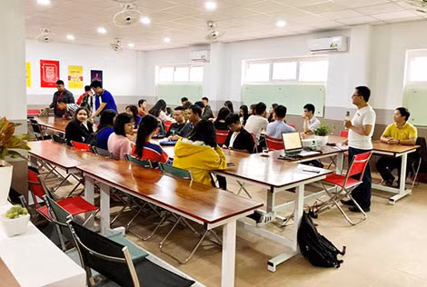Sinh viên Đại học Phú Xuân (Huế) giảng bài cho nhau tại giảng đường theo mô hình “learning office”, với nhiều bảng được đặt xung quanh lớp học nhằm thuận tiện cho việc trao đổi, thảo luận nhóm.