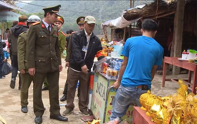 Lực lượng công an (Công an huyện Thường Xuân) tăng cường các biện pháp đảm bảo ANTT tại các khu vực lễ hội đầu năm. Lực lượng công an (Công an huyện Thường Xuân) tăng cường các biện pháp đảm bảo ANTT tại các khu vực lễ hội đầu năm.
