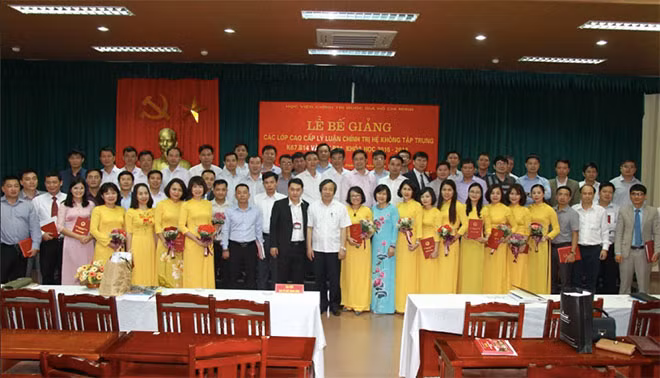 Các đại biểu và học viên tại Lễ bế giảng. Các đại biểu và học viên tại Lễ bế giảng.