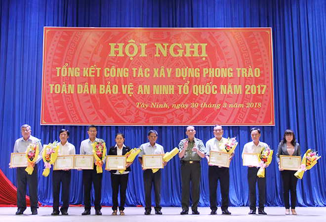 Thừa ủy quyền của lãnh đạo Bộ Công an, Thiếu tướng Đặng Hoàng Đa trao tặng cờ thi đua và Bằng khen cho các tập thể.