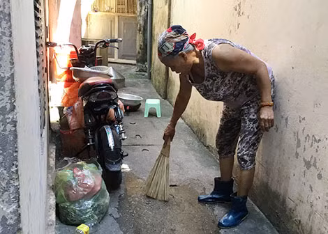 Mẹ chị Xuyên đi làm thuê lấy tiền cho con chạy thận.