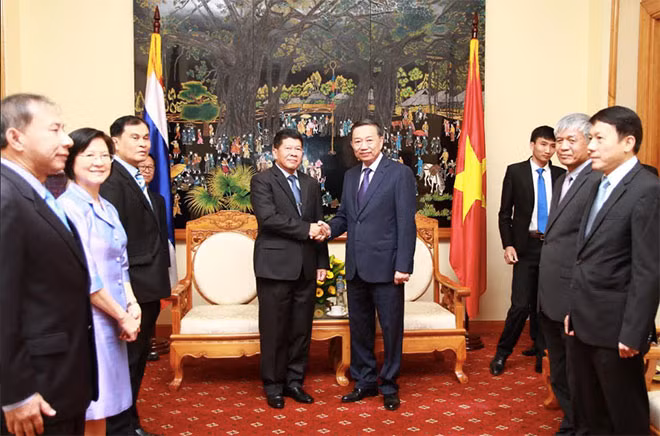 Bộ trưởng Tô Lâm và ngài Wanlop Rugsanaoh tại buổi tiếp.
