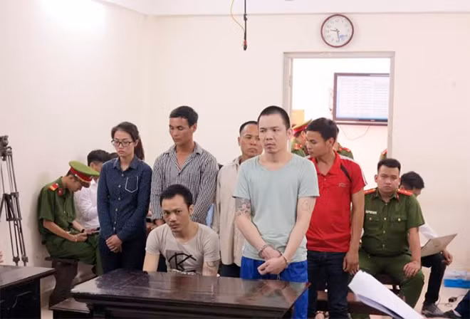 Bị cáo Thọ (ngồi) và đồng phạm tại phiên xử. Bị cáo Thọ (ngồi) và đồng phạm tại phiên xử.