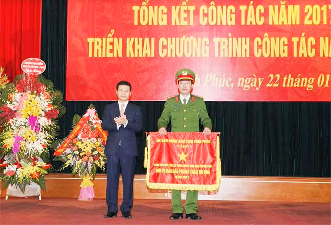 Đại tá Trần Trung Thành, Phó Cục trưởng Cục Cảnh sát PCCC và CNCH trao Cờ thi đua của Bộ Công an cho các tập thể có thành tích xuất sắc.