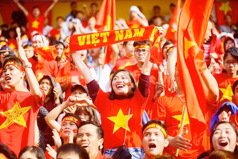 Người dân xuống đường cổ vũ đội tuyển bóng đá Olympic trong an toàn. Ảnh CTV. Người dân xuống đường cổ vũ đội tuyển bóng đá Olympic trong an toàn. Ảnh CTV.