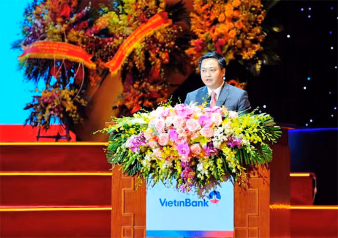 Ông Lê Đức Thọ, Chủ tịch HĐQT VietinBank báo cáo thành tựu mà ngân hàng này đạt được trong 30 năm qua.