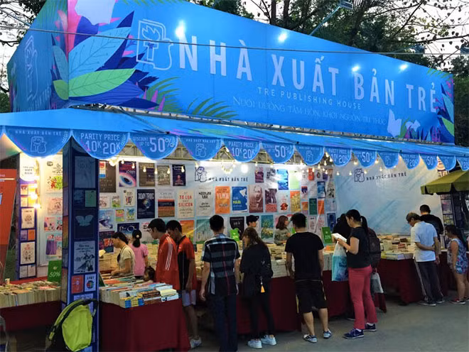 Rất đông người đến hội sách trong ngày đầu khai mạc.