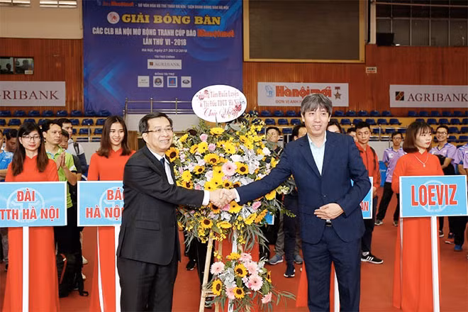 Giám đốc Trung tâm Huấn luyện và Thi đấu TDTT Hà Nội Đào Quốc Thắng tặng hoa chúc mừng Ban tổ chức giải.